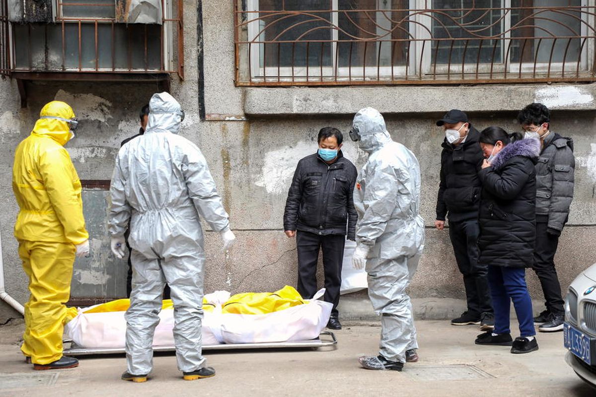 Pekerja rumah duka mengambil jenazah seorang penduduk, yang dilaporkan meninggal karena novel coronavirus (2019-nCoV) di rumah, di luar gedung tempat tinggal di Wuhan, di provinsi Hubei, Tiongkok tengah, 01 Februari 2020 EPA-EFE/YUAN ZHENG CHINA OUT