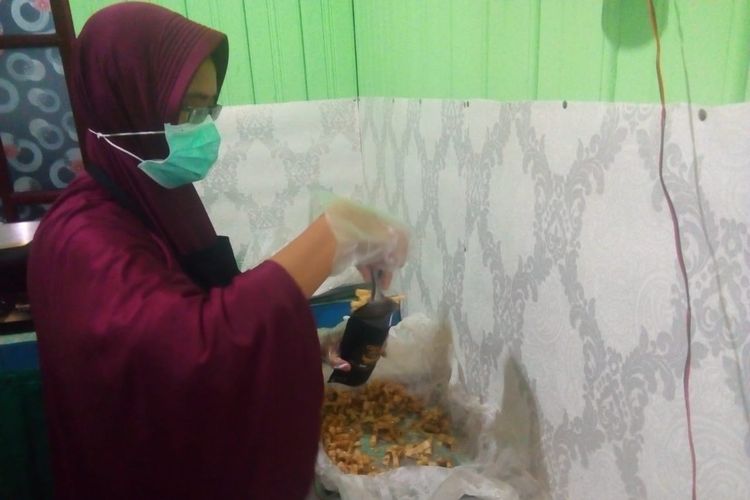 Nimas Pramesti Dewi Oktaviana mengolah sendiri bahan baku menjadi serbuk minuman jahe