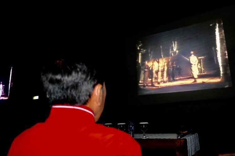 Presiden Joko Widodo, Jumat (29/9/2017) malam, ikut nonton bareng film G30S/PKI di halaman Markas Korem 061 Suryakencana, Bogor.