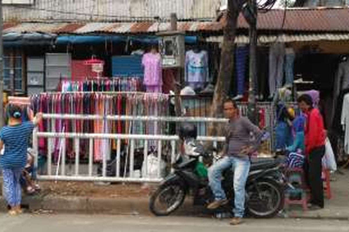 Kondisi trotoar di Pasar Tanah Abang, Jakarta Pusat, yang masih diramaikan oleh pedagang kaki lima, Rabu (4/1/2017).