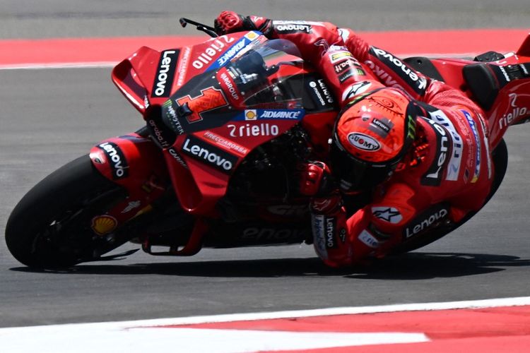 Aksi pebalap Ducati, Francesco Bagnaia, pada sesi free practice MotoGP Mandalika 2023, Oktober 2023. Terkini, Bagnaia menjadi pemenang balapan utama MotoGP Mandalika 2023 di Sirkuit Mandalika, Minggu (15/10/2023). (Photo by Sonny TUMBELAKA / AFP)