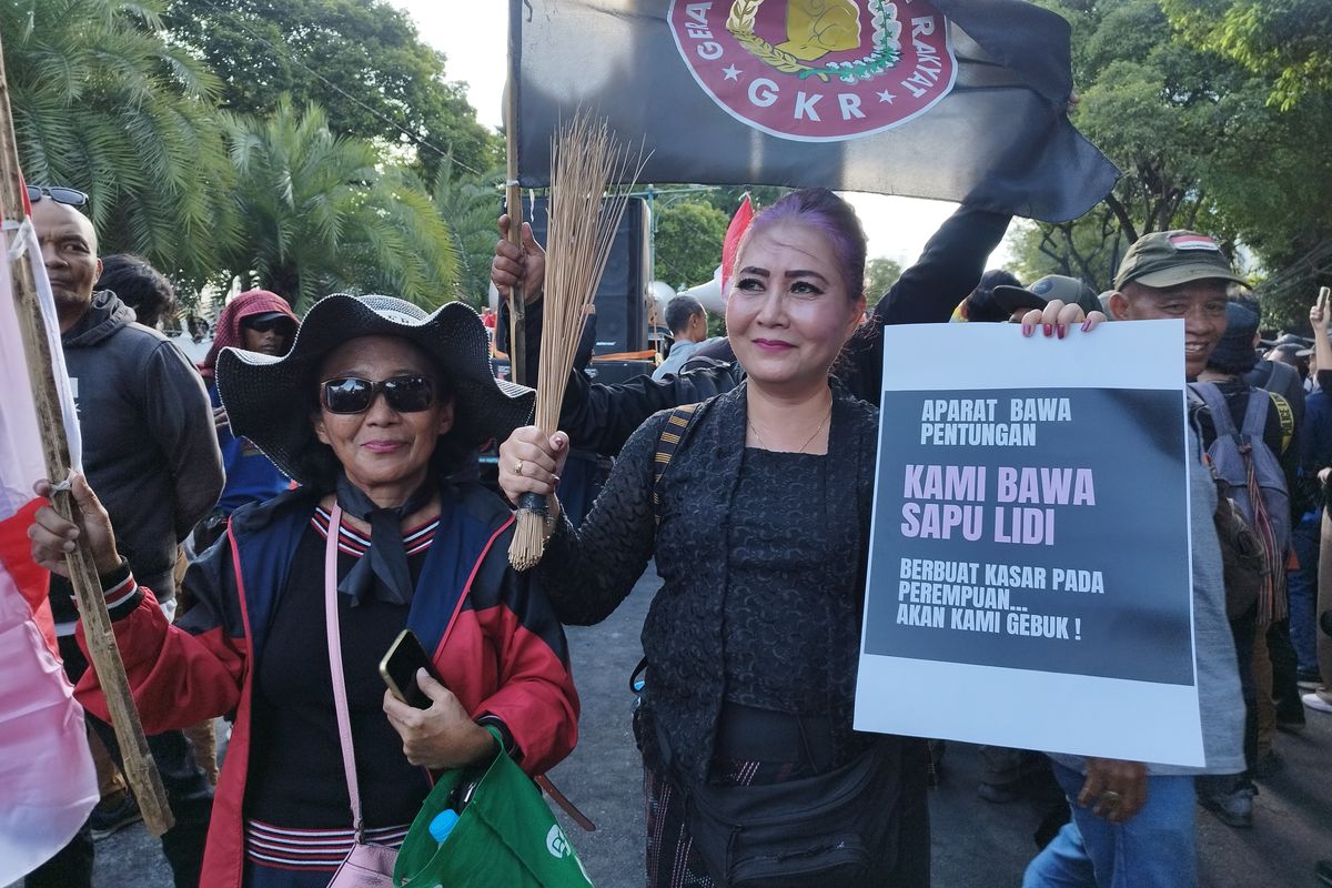 Salah satu pedemo, Sisca Rumondor (58) saat diwawancarai di depan kantor KPU RI, Jalan Imam Bonjol, Menteng, Jakarta Pusat, Rabu (20/3/2024)