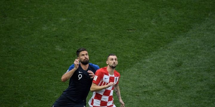 Olivier Giroud dan Marcelo Brozovic mencoba mengantisipasi bola udara dalam laga Perancis vs Kroasia pada final Piala Dunia 2018 di Stadion Luzhniki, 15 Juli 2018. 