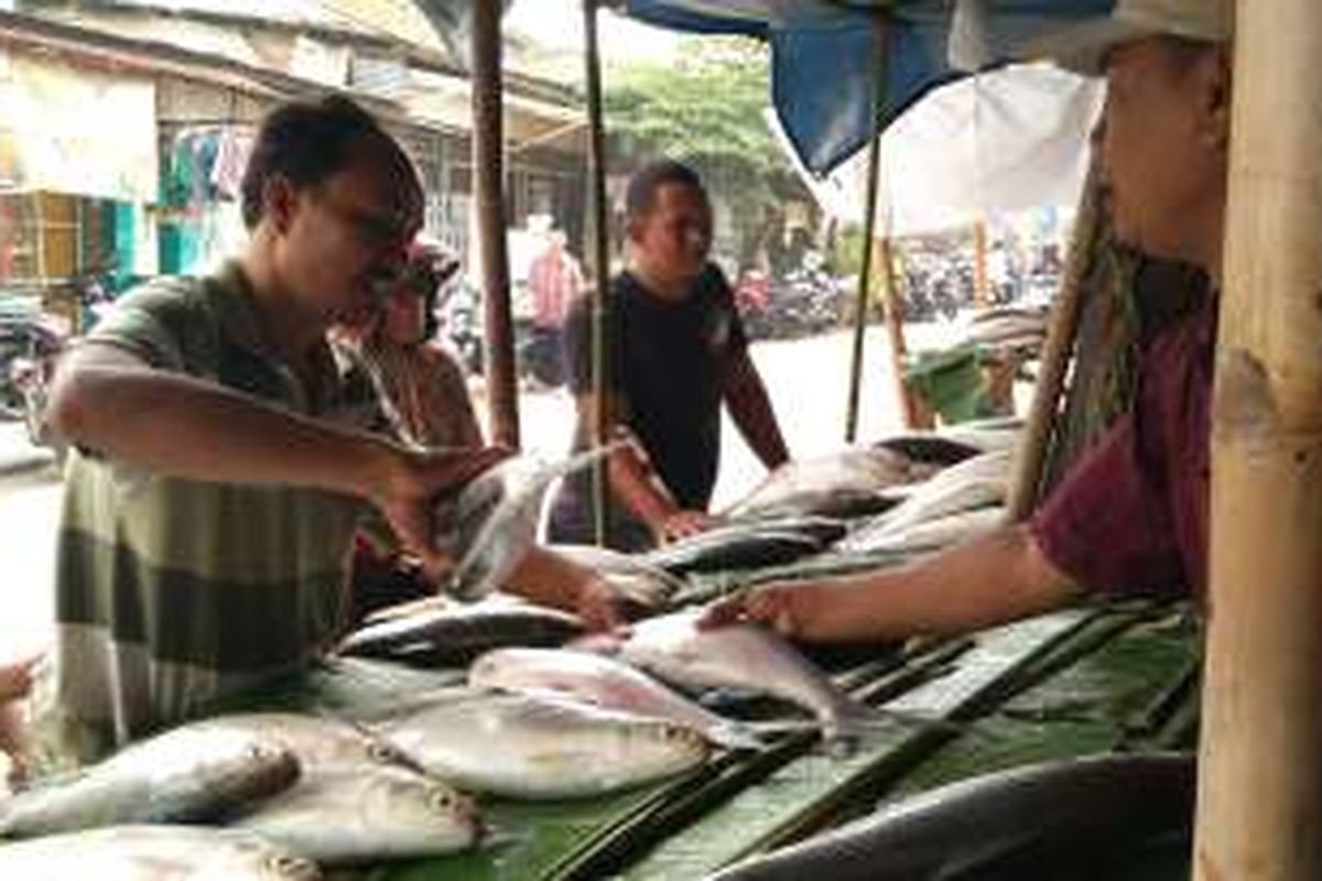 Warga sedang memilih ikan bandeng yang dijual di Jalan Sulaiman, Rawabelong, Sabtu (6/2/2016). 