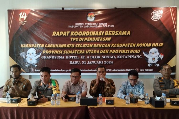 Rapat koordinasi  terkait warga Kabupaten Labusel yang akan mencoblos di wilayah Kabupaten Rokan Hilir, Riau, di salah satu hotel di Labusel, Sumut, Rabu (31/1/2024).