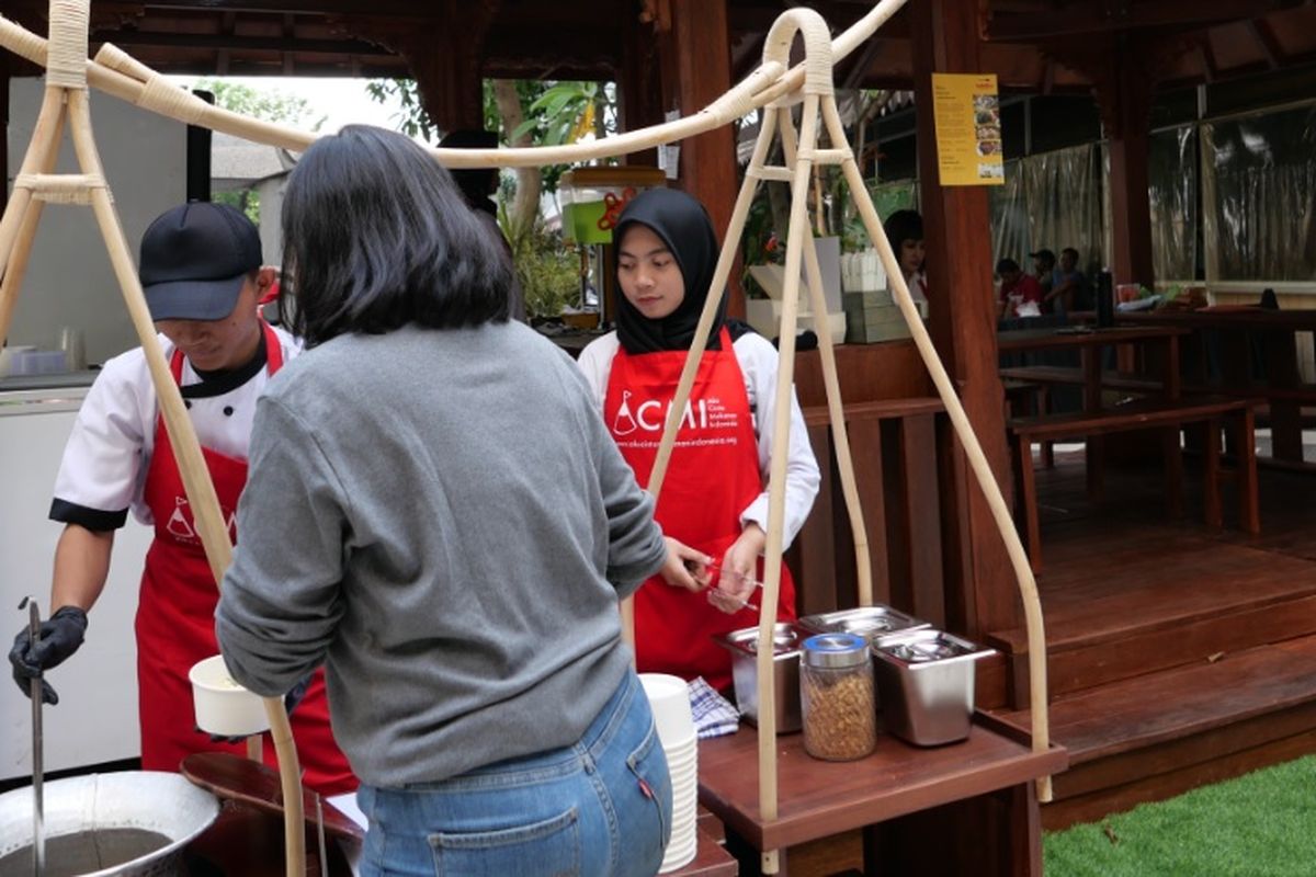 Pengunjung festival juga melihat langsung proses di balik dapur yang dilakoni oleh para pelajar SMK PGRI 2 Kudus ini. Mereka mengolah sendiri menu kuliner khas Kudus seperti Soto Kudus, Sate Kerbau, Garang Asem dan Es Kuwud. 