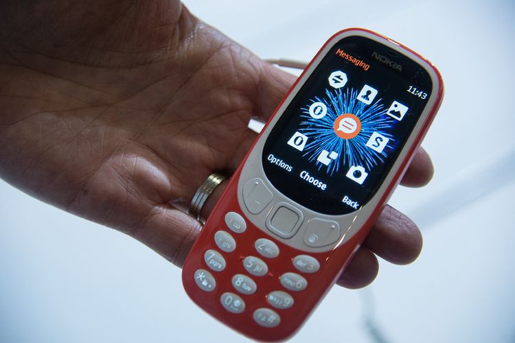 Seseorang memegang ponsel baru besutan HMD Global, Nokia 3310, pada hari pertama ajang Mobile World Congress di Barcelona, Spanyol, Senin (27/2/2017).