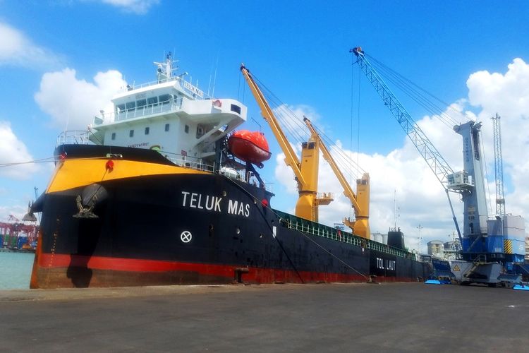Kapal Tol Laut bersandar di Pelabuhan Zamrud Selatan di Pelabuhan Tanjung Perak Surabaya yang dikelola Pelindo III.