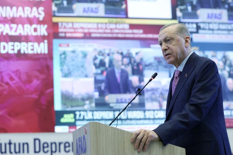 Erdogan berpidato dalam tanggap bencana gempa belum lama ini. Presiden Recep Tayyip Erdogan pada Senin (20/2/2023) mengatakan, Turkiye akan membangun hampir 200.000 rumah baru di wilayah-wilayah yang hancur akibat gempa besar dua minggu lalu.