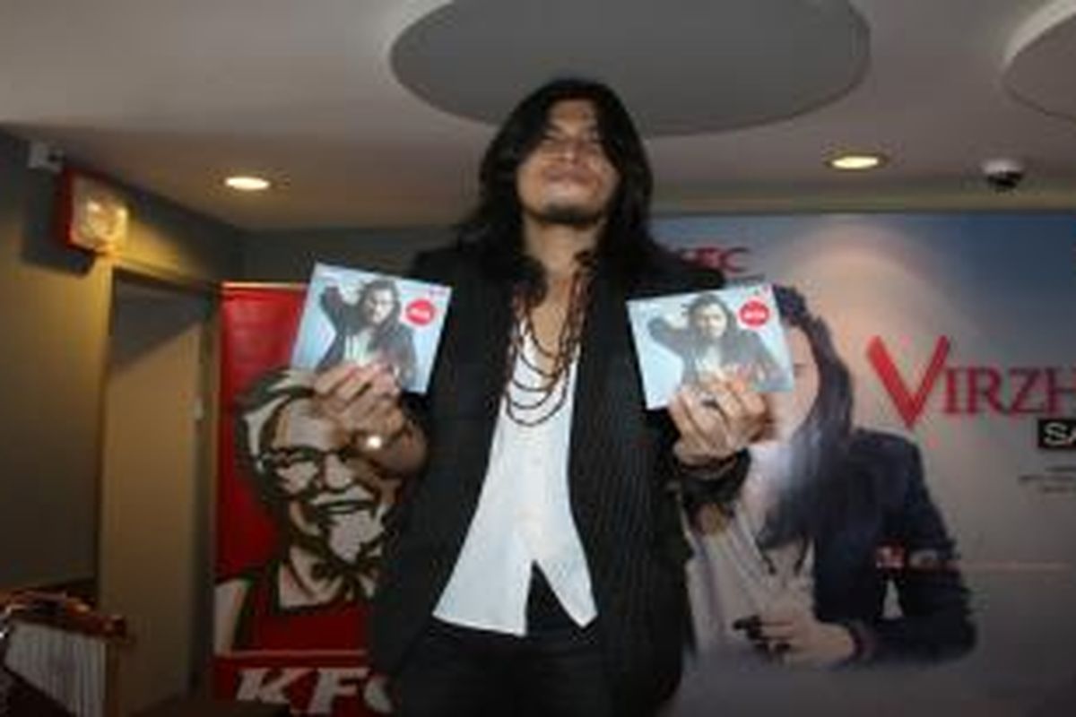 Virzha diabadikan dalam peluncuran album perdananya, Satu, di kawasan Tugu Tani, Jakarta Pusat, Jumat (27/2/2015).