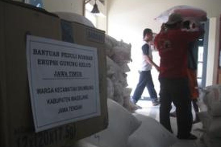 Bantuan logistik dari warga Kecamatan Srumbung, Kabupaten Magelang untuk korban erupsi Kelud, Jawa Timur.
