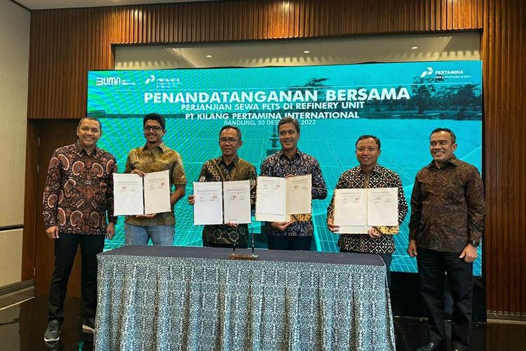  Pertamina New & Renewable Energy (Pertamina NRE) dan PT Kilang Pertamina Internasional (KPI) melakukan penandatanganan Perjanjian Kerja sama terkait pemanfaatan PLTS di kilang-kilang seluruh Indonesia. Penandatanganan berlangsung di Mason Pine, Padalarang, Jumat (30/12/2022).