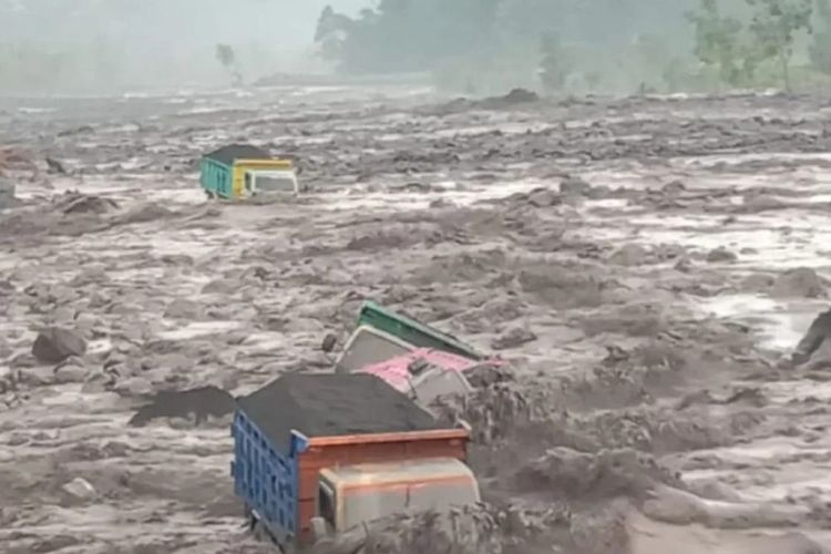 Tangkapan layar - Sejumlah dump truck terjebak lahar dingin Gunung Semeru di DAS Regoyo, Desa Jugosari, Kecamatan Candipuro, Minggu (3/3/2024). ANTARA/HO-BPBD Lumajang