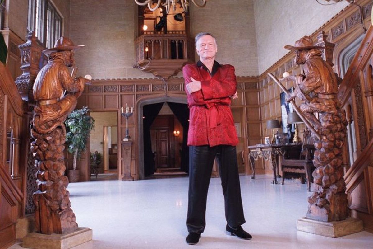 Almarhum pendiri Playboy Hugh Hefner di Playboy Mansion.