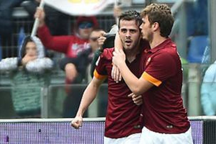 Miralem Pjanic merayakan keberhasilan mencetak gol ke gawang Napoli bersama Adem Ljajic. 