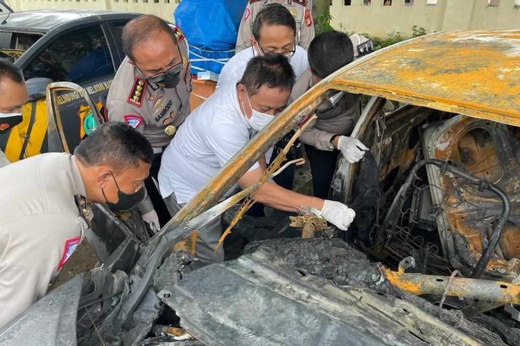 Jajaran Ditlantas Polda Metro Jaya melakukan olah tempat kejadian perkara kasus kecelakaan mobil hingga terbakar yang menewaskan dua orang di kawasan Senen, Jakarta Pusat, Rabu (9/2/2022)