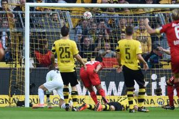 Striker Bayer Leverkusen, Karim Bellarabi, saat mencetak gol ke gawang Borussia Dortmund pada pertandingan perdana Bundesliga 2014-15 di Stadion Signal Iduna Park, Sabtu (23/8/2014). Leverkusen menang 2-0 di laga tersebut. 