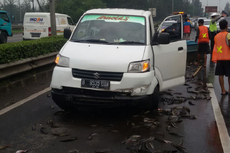 Mobil Pick-up Bermuatan Lele Terguling di Tol Cikunir