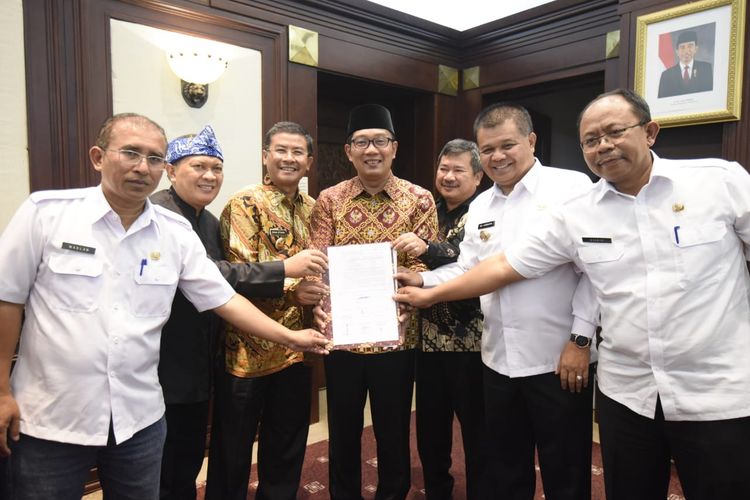 Gubernur Jawa Barat Ridwan Kamil (memakai peci warna hitam) berfoto bersama lima kepala daerah di Jabar yang sepakat tentang tipping fee TPPAS Regional Legok Nangka di Gedung Sate, Kota Bandung, Jawa Barat Rabu (9/10/2019).