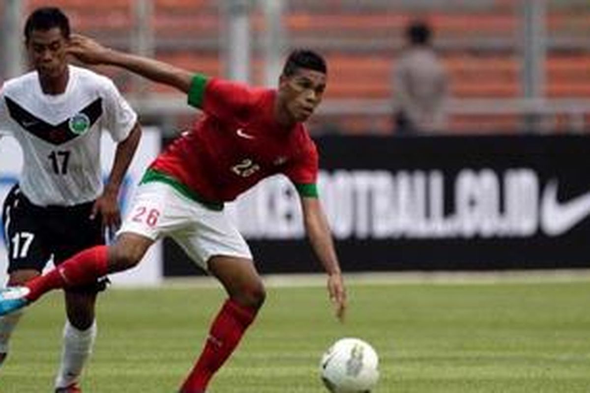 Penampilan Vendry Mofu, pemain tengah timnas Indonesia pada pertandingan uji coba jelang Piala AFF melawan tim Timor Leste di Stadion Utama Gelora Bung Karno, Jakarta Selatan, Rabu (14/11/2012).