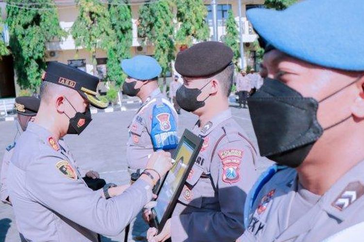 Kapolres Situbondo, AKBP Andi Sinjaya saat melakukan proses pemecatan terhadap anggotanya. 