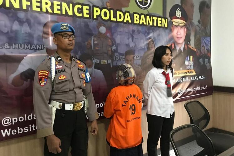 Tersangka kasus fidusia dugaan penggelapan kendaraan berinisal LA saat diperlihatkan Polda Banten.