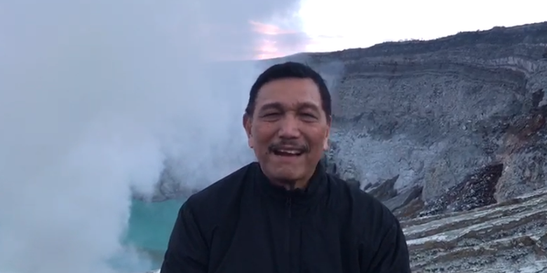 Luhut Binsar Pandjaitan dengan latar pemandangan Kawah Ijen, Jumat (2/3/2018). 