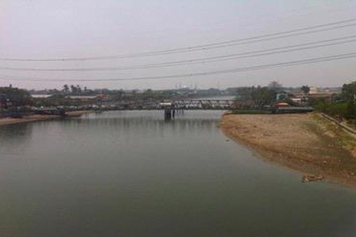 Kemarau panjang mengakibatkan permukaan air Sungai Cisadane, Kota Tangerang menyusut, seperti terlihat Selasa (4/9/2012) ini.