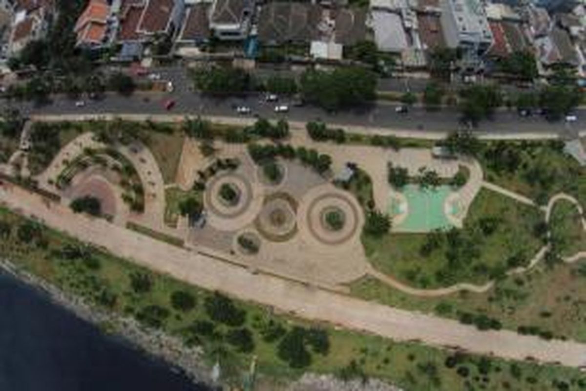 Ruang terbuka hijau di pinggir Waduk Pluit, Jakarta Utara, Jumat (6/2/2015). Area yang dulu sempat menjadi kawasan padat penduduk ini sekarang sudah berubah menjadi area taman kota.