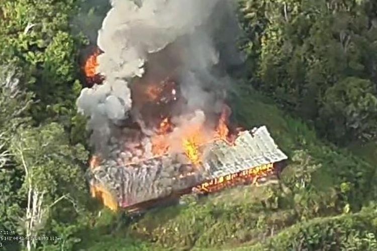 KKB diduga membakar SMP Negeri Kiwirok di Kabupaten Pegunungan Bintang, Papua Pegunungan, Senin (13/10/2025). Satgas Operasi Damai Cartenz dan TNI berhasil memukul mundur KKB.