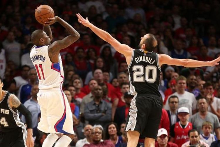 Pemain Los Angeles Clippers, Jamal Crawford (11), bersiap melakukan tembakan melewati pemain San Antonio Spurs, Manu Ginobili, pada laga kelima babak play-off NBA di Staples Center, Los Angeles, Selasa (28/4/2015). Spurs menang 111-107.