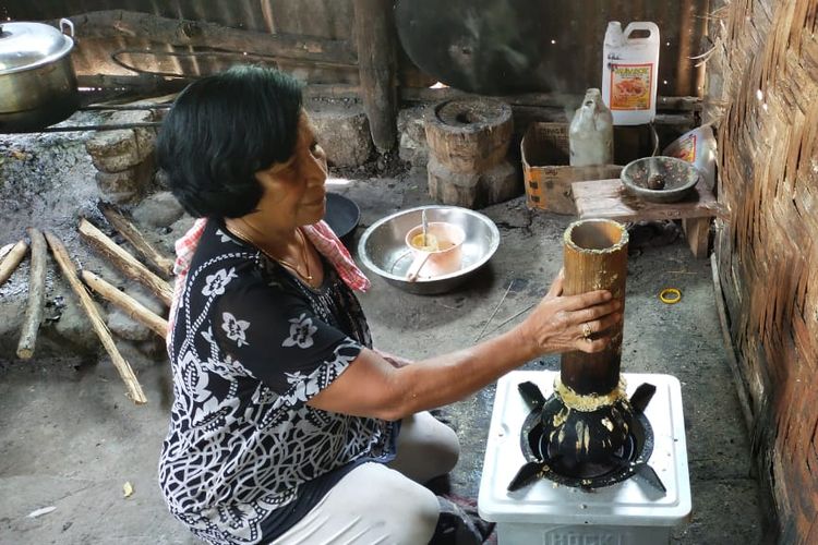 Kornelia Lahu Jumpa yang biasa disapa Mama Neli Jumpa (64), seorang ibu rumah tangga di Kampung Peot, Kelurahan Peot, Kecamatan Borong, Kabupaten Manggarai Timur, Provinsi Nusa Tenggara Timur merawat usaha mikro kecil dan Menengah (UMKM) pangan lokal bernama Jojong.
