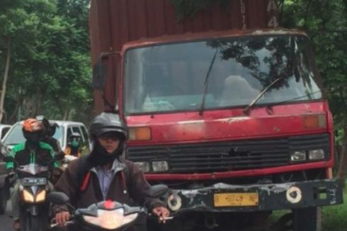 Diduga Rem Blong, Truk Tabrak 3 Mobil yang Berhenti di Lampu Merah di Surabaya
