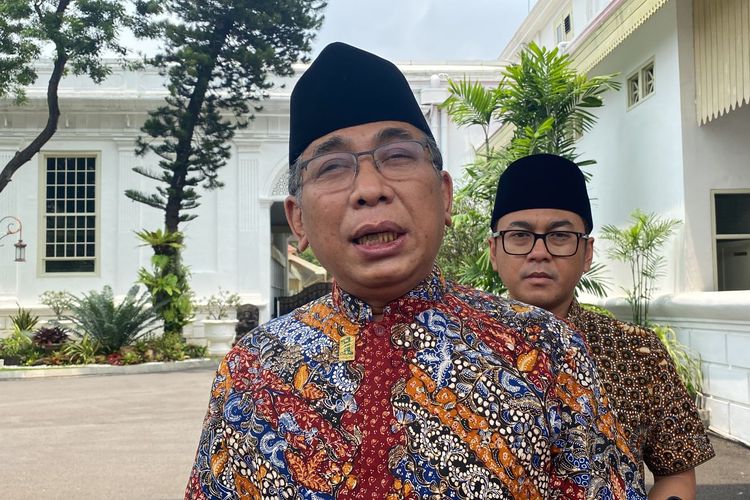 Ketua Umum Pengurus Besar Nahdlatul Ulama (PBNU) Yahya Cholil Staquf di Kompleks Istana Kepresidenan, Jakarta, Jumat (24/3/2023).
