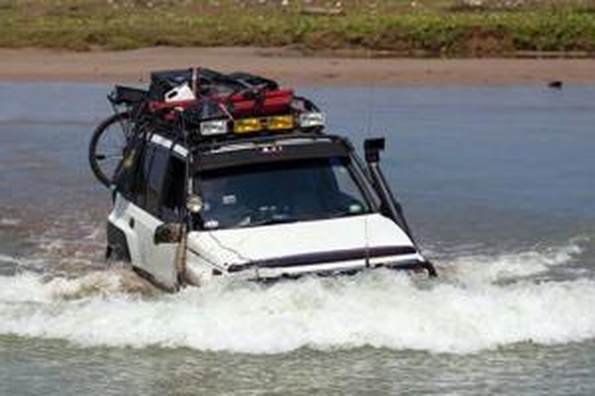 Suzuki Vitara alias Ichiro sanggup masuk ke air setinggi kap mesin.