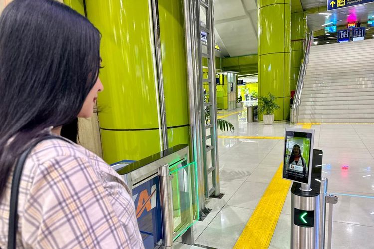 Face Recognition di Stasiun Gambir.