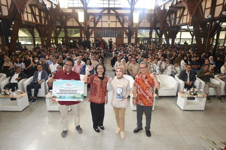 Direktur Utama Pertamina Nicke Widyawati bersama Rektor ITB Reini Wirahadikusumah melakukan sesi foto bersama saat acara Kick Off Pertamina Goes To Campus di Aula Barat, Institut Teknologi Bandung, Jawa Barat pada Senin (6/5/2024).
