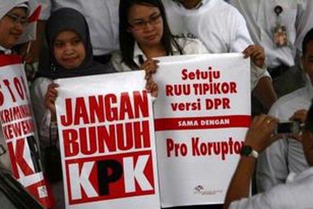 Ratusan aktivis yang terdiri dari tokoh sipil, mahasiswa, dan advokat yang tergabung dalam Solidaritas Putih Anti korupsi (15/9/2009), menyatakan dukungan terhadap KPK karena melihat adanya upaya sistematis untuk menghancurkan KPK.