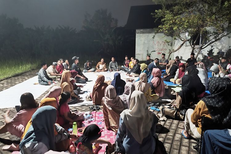 Warga perumahan Griya Anugrah berkumpul membahas masalah lahan Perhutani di perumahan tersebut, Senin (17/11/2025) malam. 