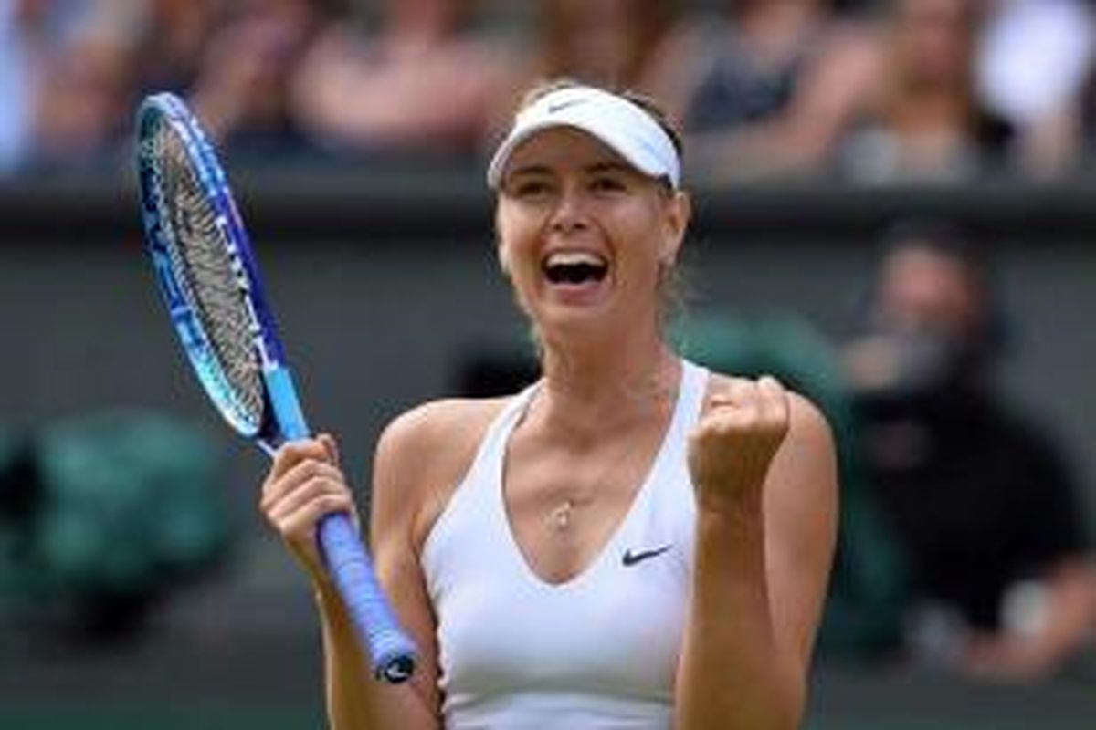 Petenis Rusia Maria Sharapova berselebrasi usai memukul petenis Ameria Serikat Coco Vandeweghe dalam perempat-final Wimbledon 2015 di All England Tennis Club, Wimbledon, London, 7 Juli 2015. Sharapova menang 6-3, 6-7, 6-2.