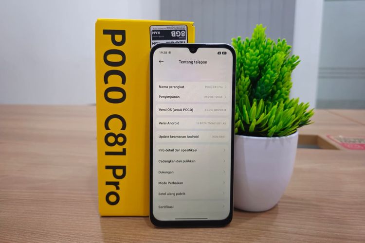 Boks serta tampilan spesifikasi Poco C81 Pro.