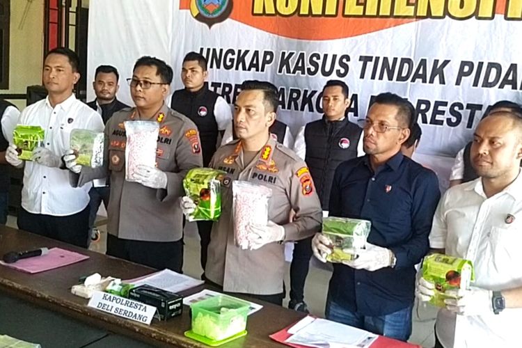 Kapolresta Deli Serdang Kombes Pol Irsan Sinuhaji saat memaparkan kasus pengungkapan 18 kg sabu dan 9550 butir pil ekstasi, Rabu (31/5/2023. 