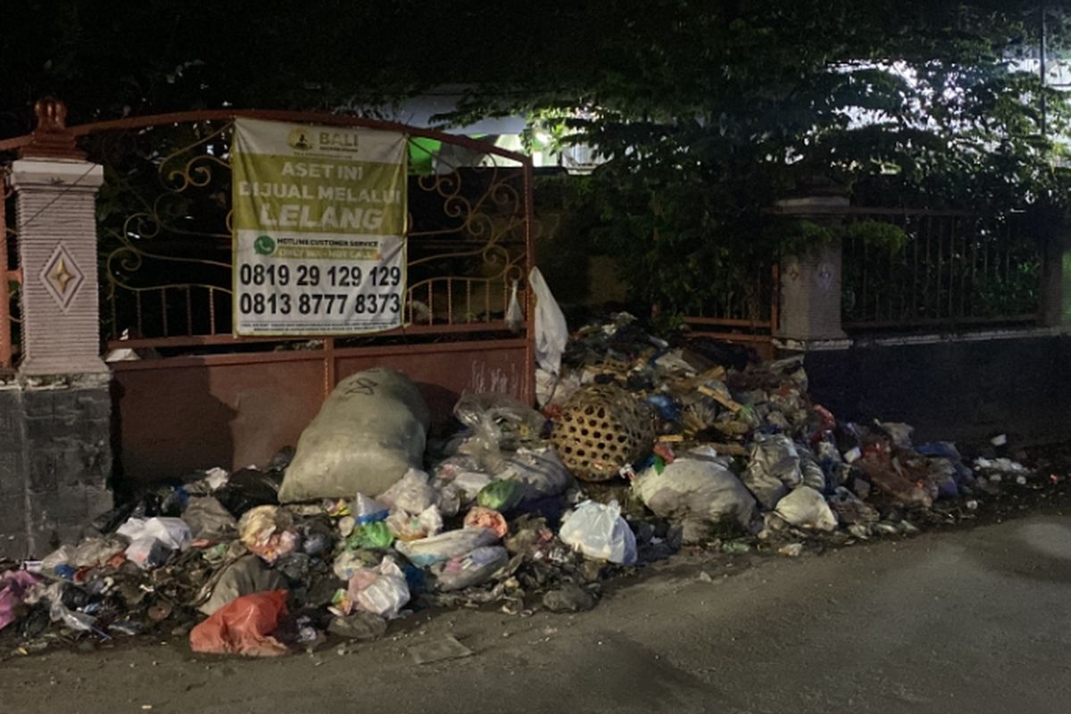 Warga Surabaya Keluhkan Rumah Kosong Jadi Tempat Buang Sampah