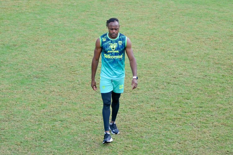 Bek Persib Bandung Victor Igbonefo masih menjalani latihan terpisah jelang laga pekan ke-11 Liga 1 2022-2023 karena cedera patah tulang pipi.