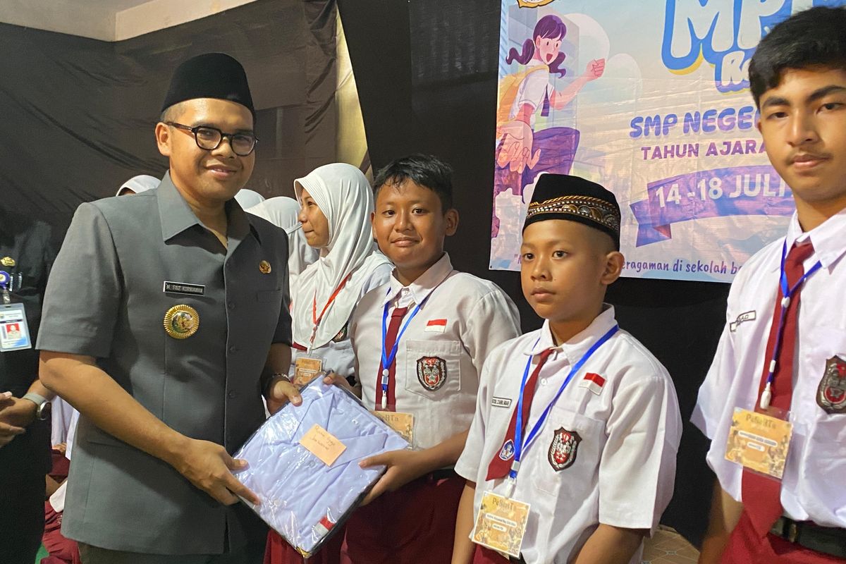 Bupati Batang M. Faiz Kurniawan membagikan seragam sekolah gratis saat menghadiri Masa Pengenalan Lingkungan Sekolah (MPLS) di SMP Negeri 1 Batang, Senin (14/7/2025).