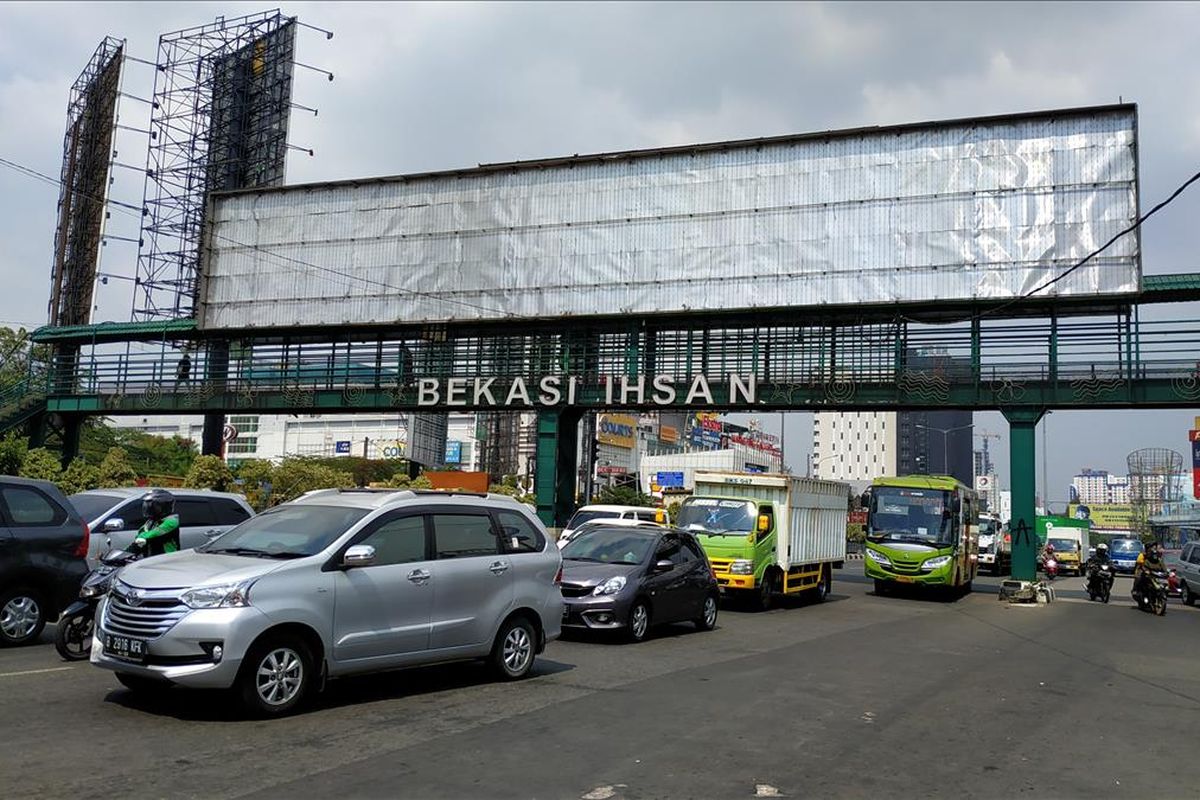 Reklame ilegal di Jalan Ahmad Yani, Bekasi, ditutup kain putih pasca inspeksi oleh Dinas Bina Marga dan Sumber Daya Air Kota Bekasi,  Kamis (4/7/2019).
