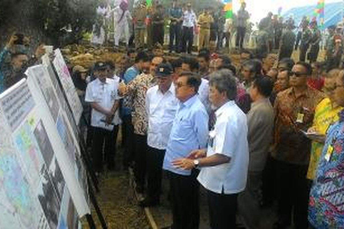 Wakil Presiden Jusuf Kalla saat meninjau Bendungan Danau Tempe di Kabupaten Wajo, Sulawesi Selatan, Sabtu (6/6/2015)