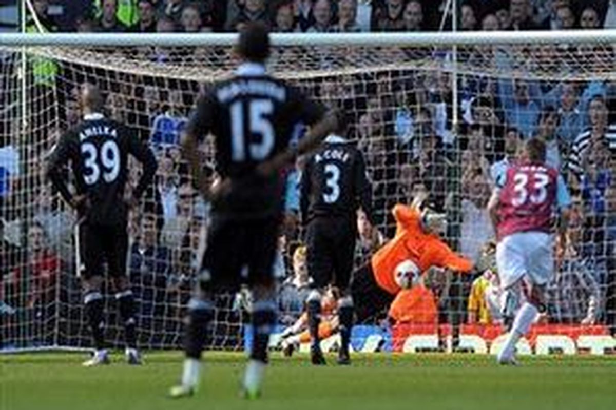 Petr Cech berhasil menggagalkan tendangan penalti pemain West Ham, Mark Noble.