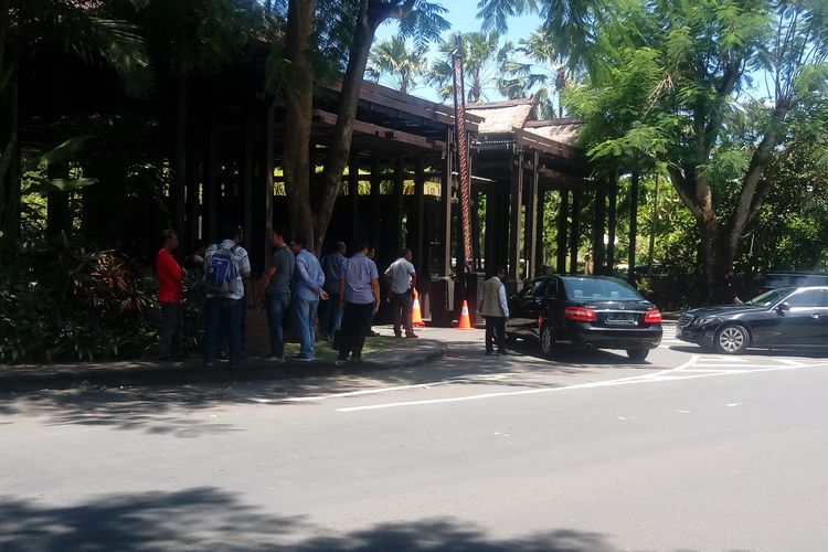 Pekerja St Regis Bali tertahan di depan hotel jelang kedatangan Raja Salman di Pulau Bali Sabtu (4/3/2017)