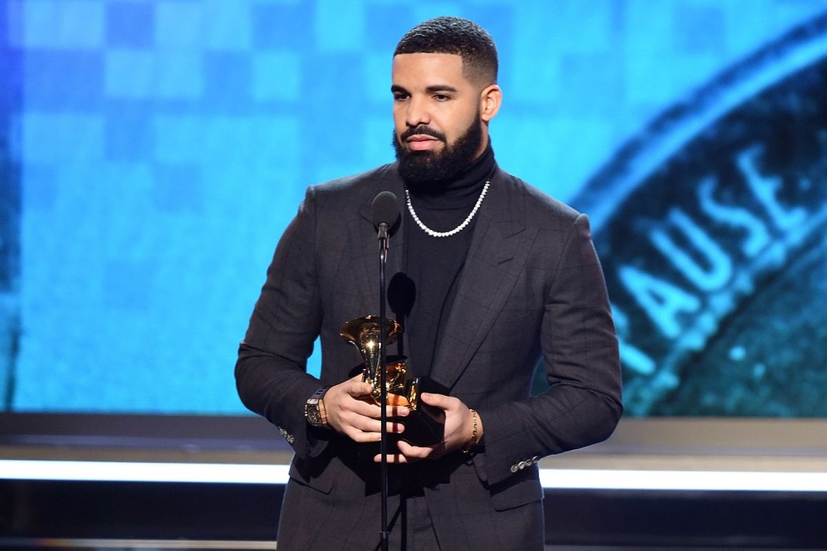 Drake memangangi penghargaan Best Rap Song untuk Gods Plan pada Grammy Awards 2019 di Staples Center, Los Angeles, California, Minggu (10/2/2019).